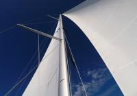 bateau à voile voile bateau à voile yacht ciel bleu voiles blanches génois grand-voile gréement mât linceuls épandeurs